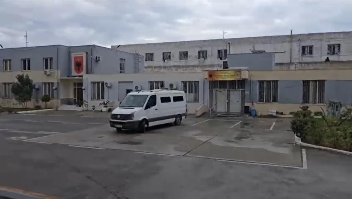 Rama, vizitë në paraburgimin e Durrësit