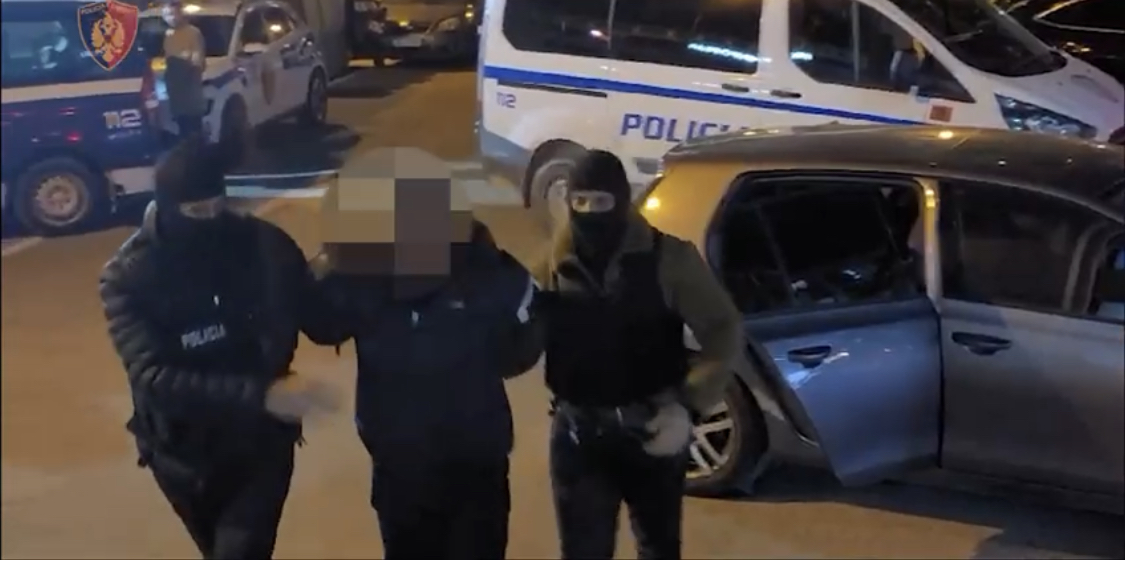 Qëllon kundër policisë nga ambienti i tij i biznesit në Rinas