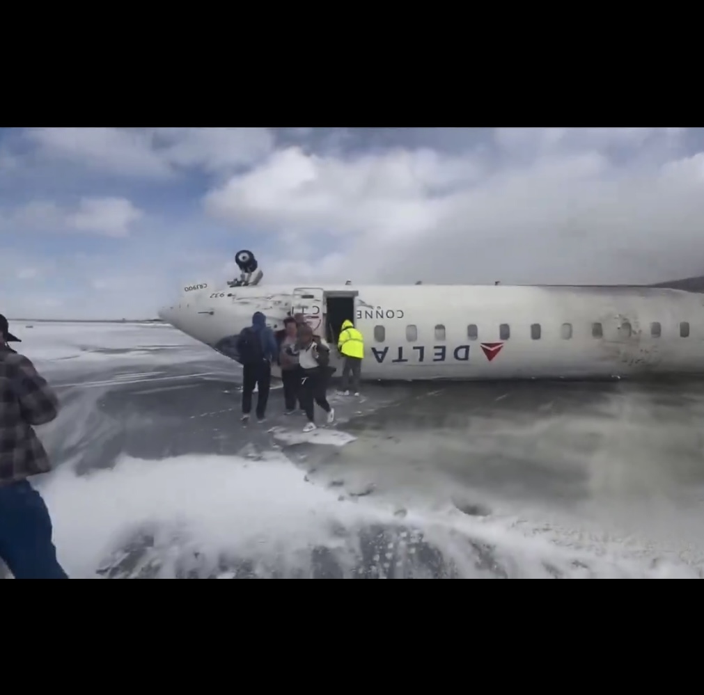 Toronto: Avioni i Delta Air Lines rrëzohet gjatë uljes në Aeroportin Pearson