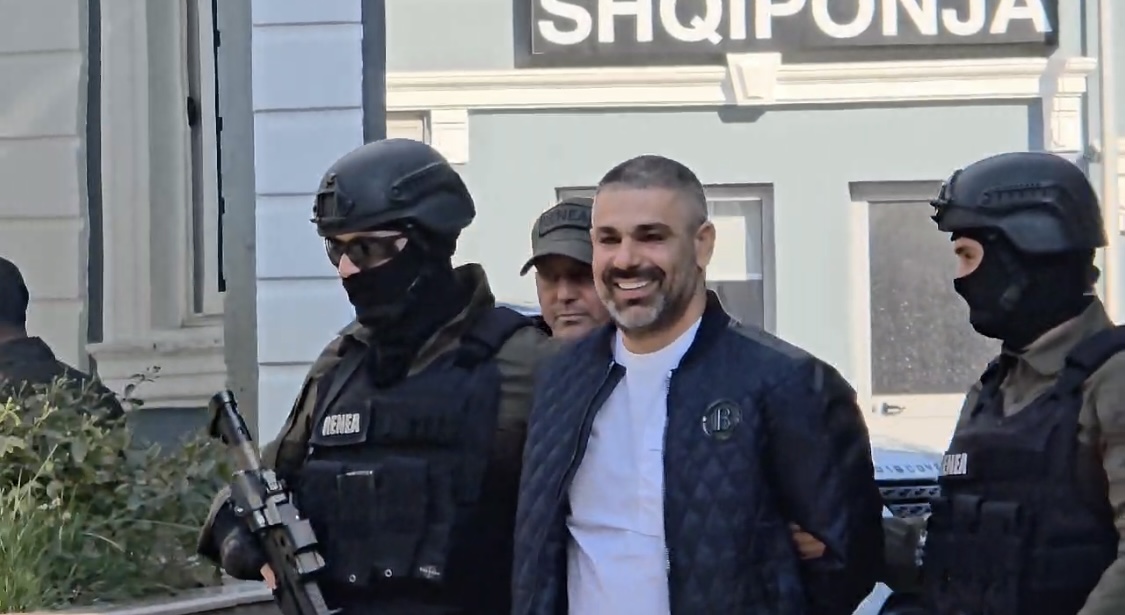 VIDEO/ Duket sikur ka shpëtuar nga ndonjë hall. Safet Bajri plot gaz me pranga në duar