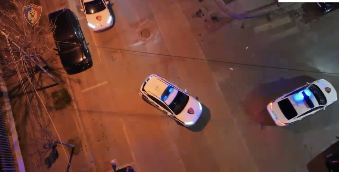 EMRAT/ Durrës, 13 shitësa droge në pranga, policia mbush çantat me doza