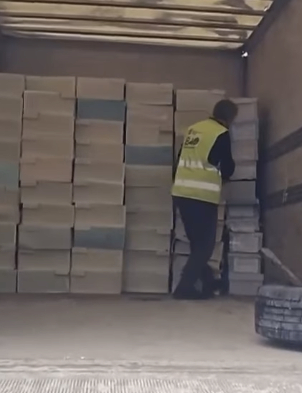 Mbushet makina me dokumenta tek bashkia e Tiranës, frikë për zhdukje dokumentash