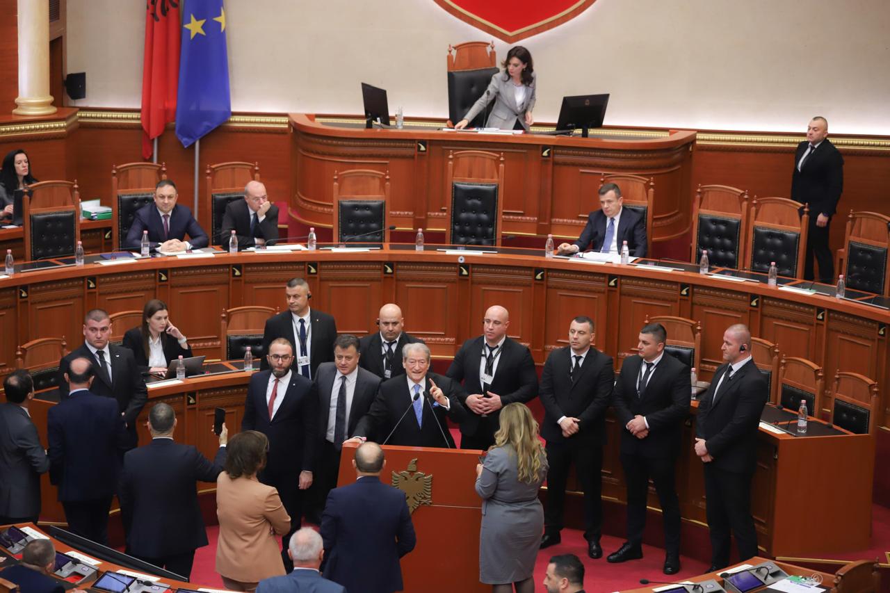 Berisha në parlament: Rama po e kërcënon Veliajn me Troplinin e tij!