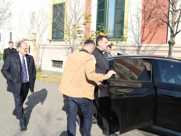 VIDEO/ Momenti i ndalimit të Erion Veliaj para bashkisë së Tiranës