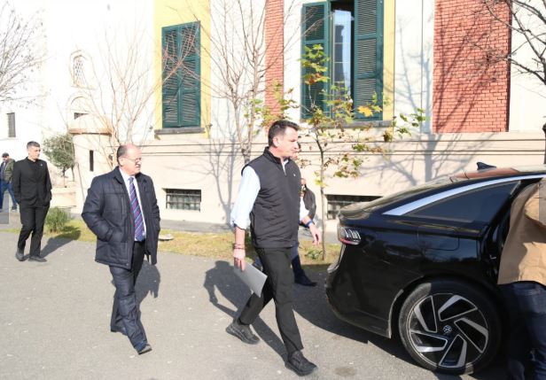 VIDEO/ Momenti i ndalimit të Erion Veliaj para bashkisë së Tiranës