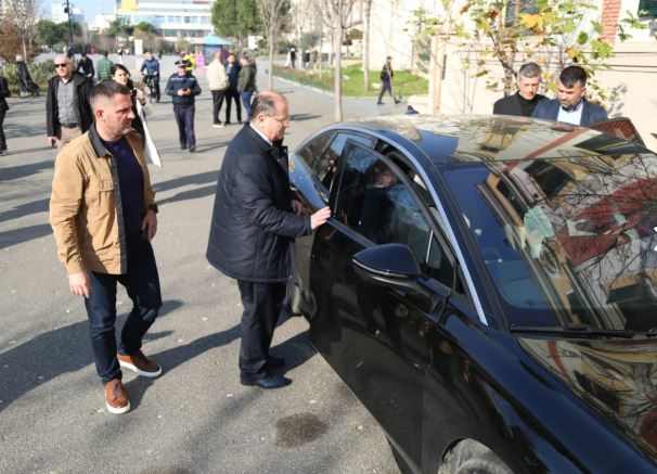 VIDEO/ Momenti i ndalimit të Erion Veliaj para bashkisë së Tiranës
