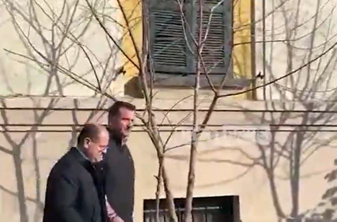 VIDEO/ Momenti i ndalimit të Erion Veliaj para bashkisë së Tiranës