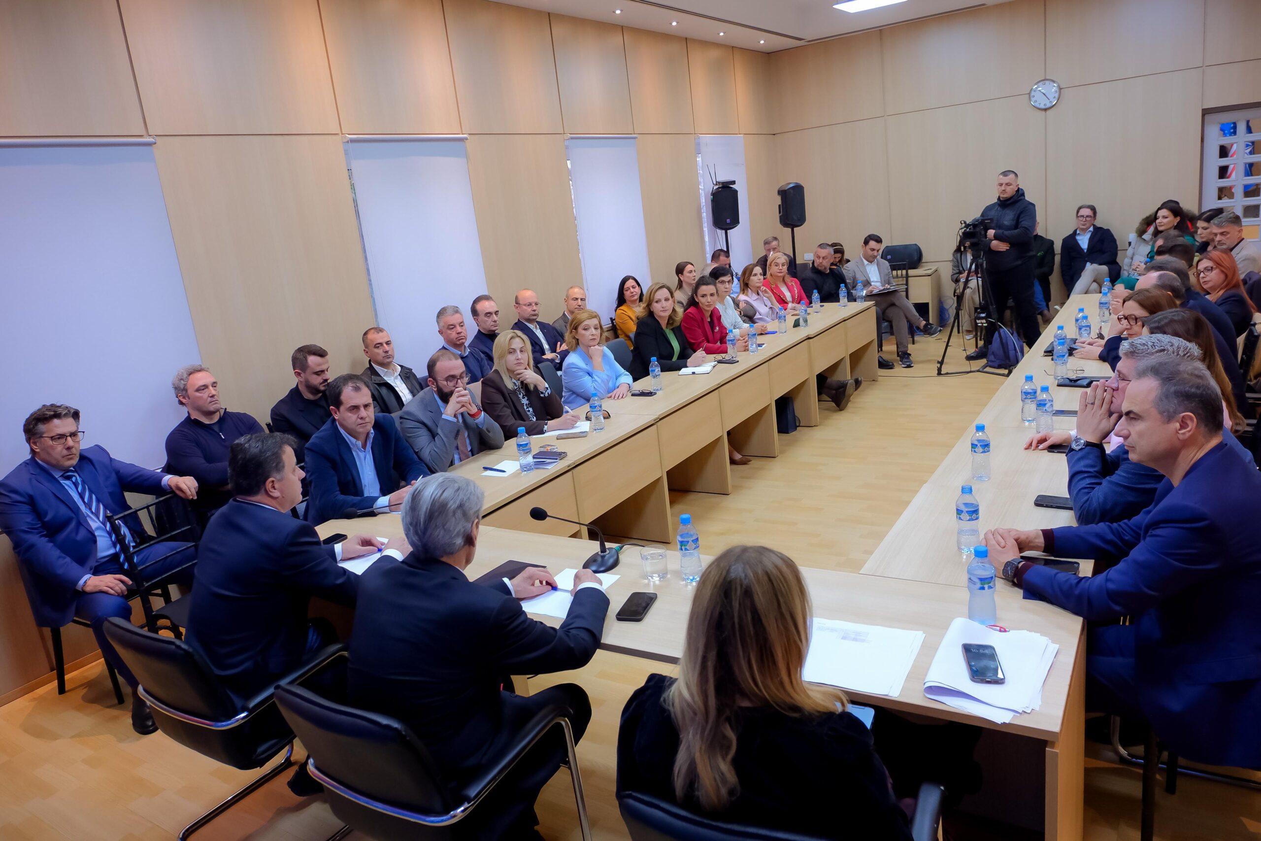 Berisha mbledhje kryesie të PD, vizaton ‘identikitin’ e listës së kandidatëve