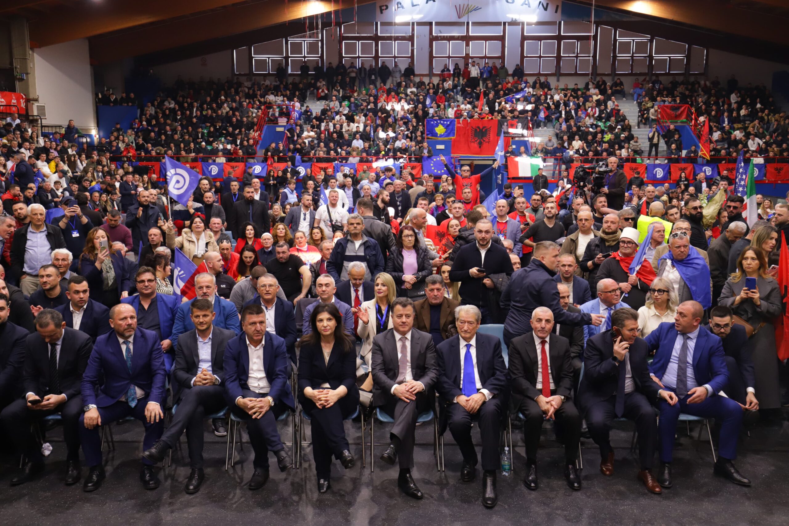 Berisha, miting masiv në Milano, pjesëmarrësit e shoqërojnë në rrugët e qytetit