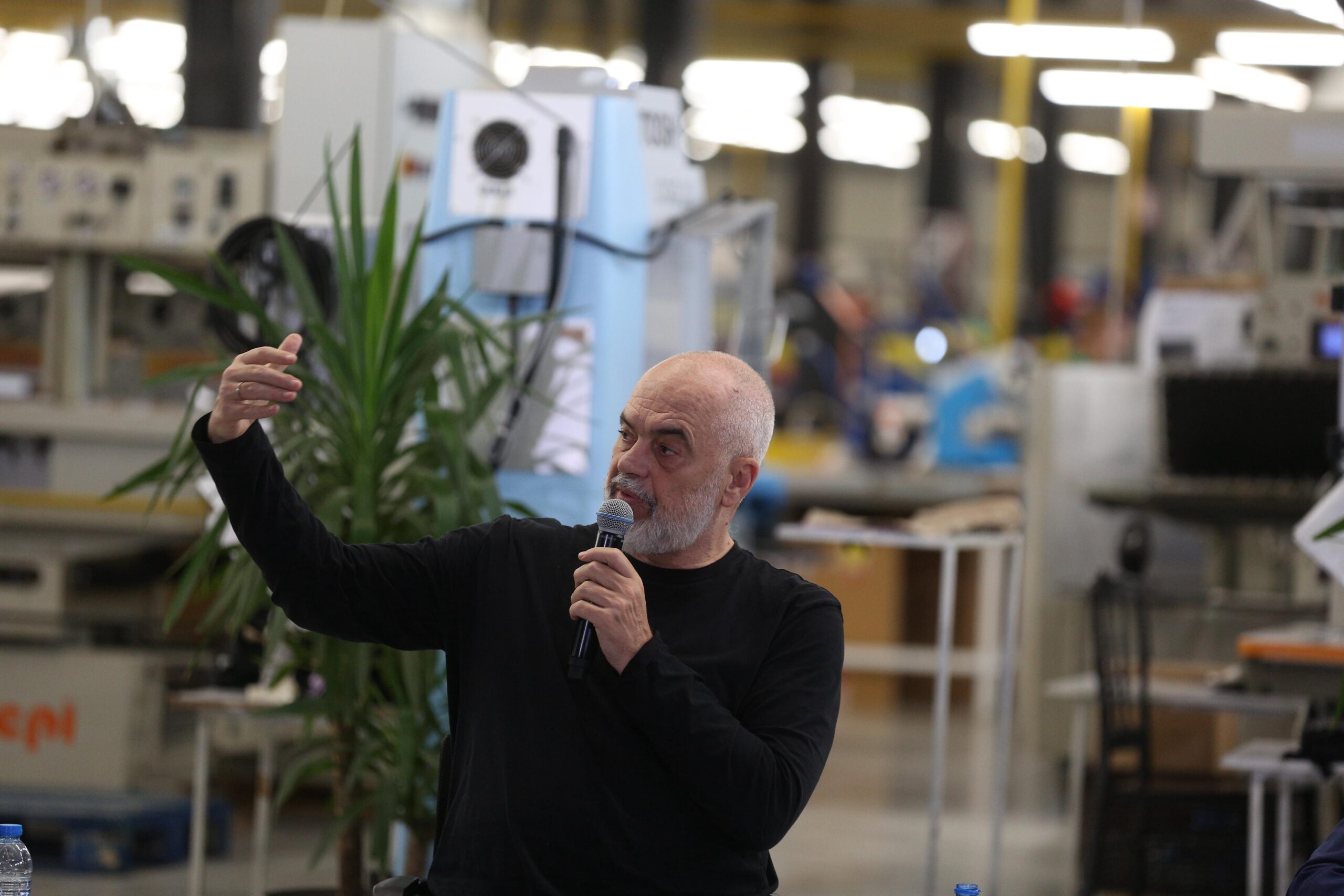 Rama, vizitë në biznesin fason: Rritja e pagave kushtëzohet nga hyrja në BE. Nëse nuk i rrit, e marr pagën në vend tjetër