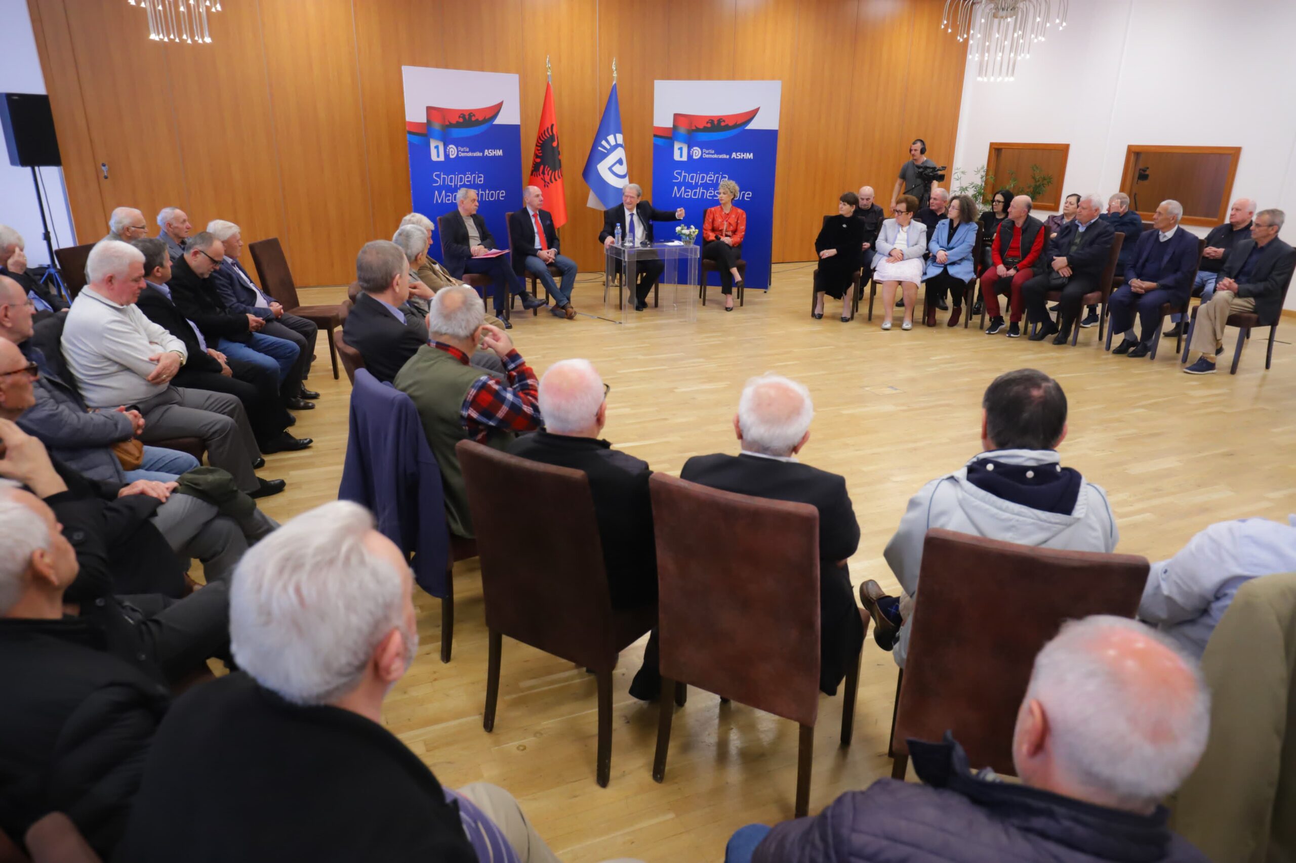 Berisha për pensionistët: Do keni Kartën e Konsumatorit, do zgjerohet lista e rimbursimit, do ulet çmimi i energjisë dhe ujit