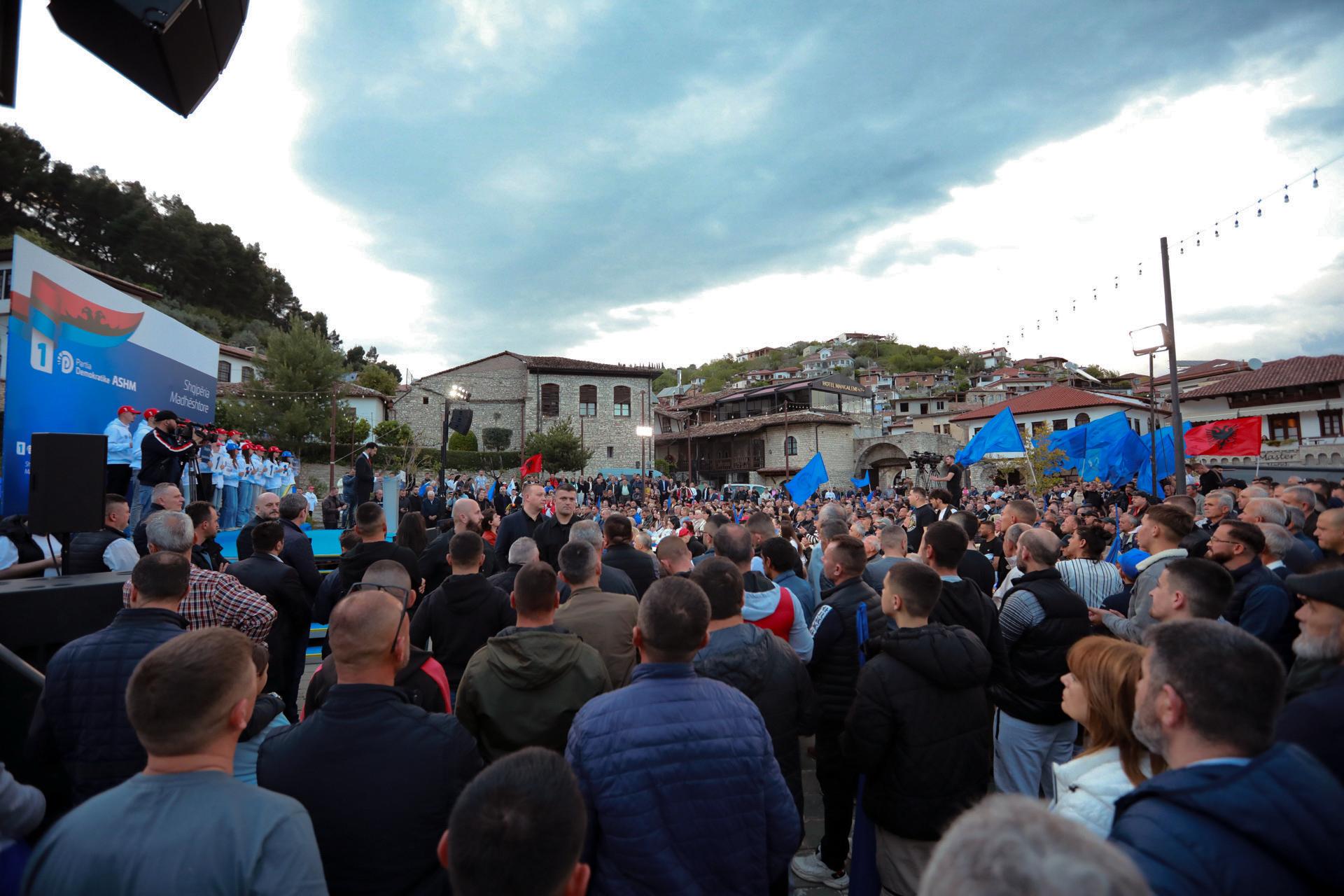 Berisha: Luksi i qeveritarëve, kontot bankare, vilat dhe hotelet do t’i konfiskohen