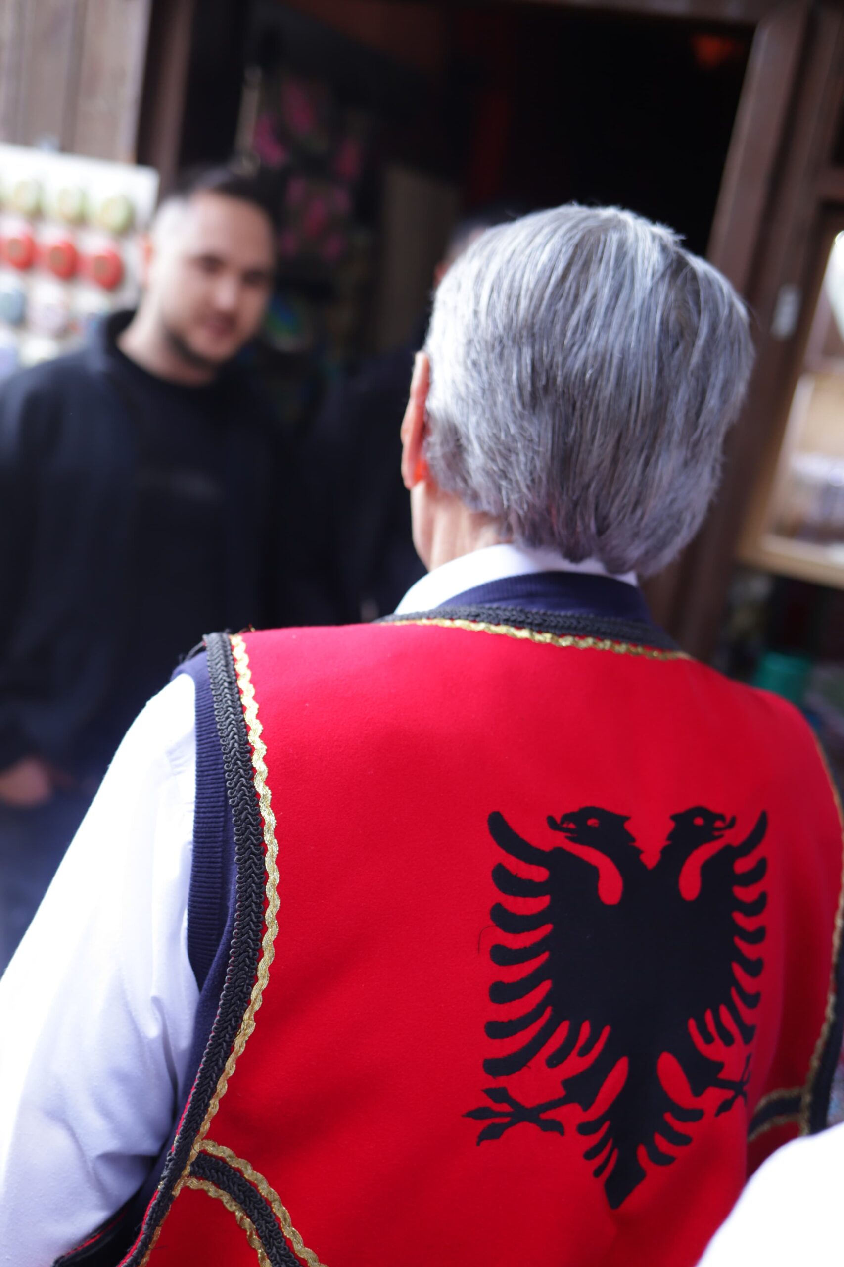 Berisha në Krujë, Tregtarët e veshin me kostumin kombëtar