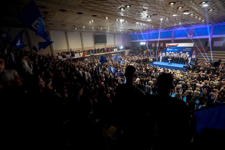 Korça, entusiazëm lumë për fitoren e PD, Berisha tregon ‘Korçën madhështore’