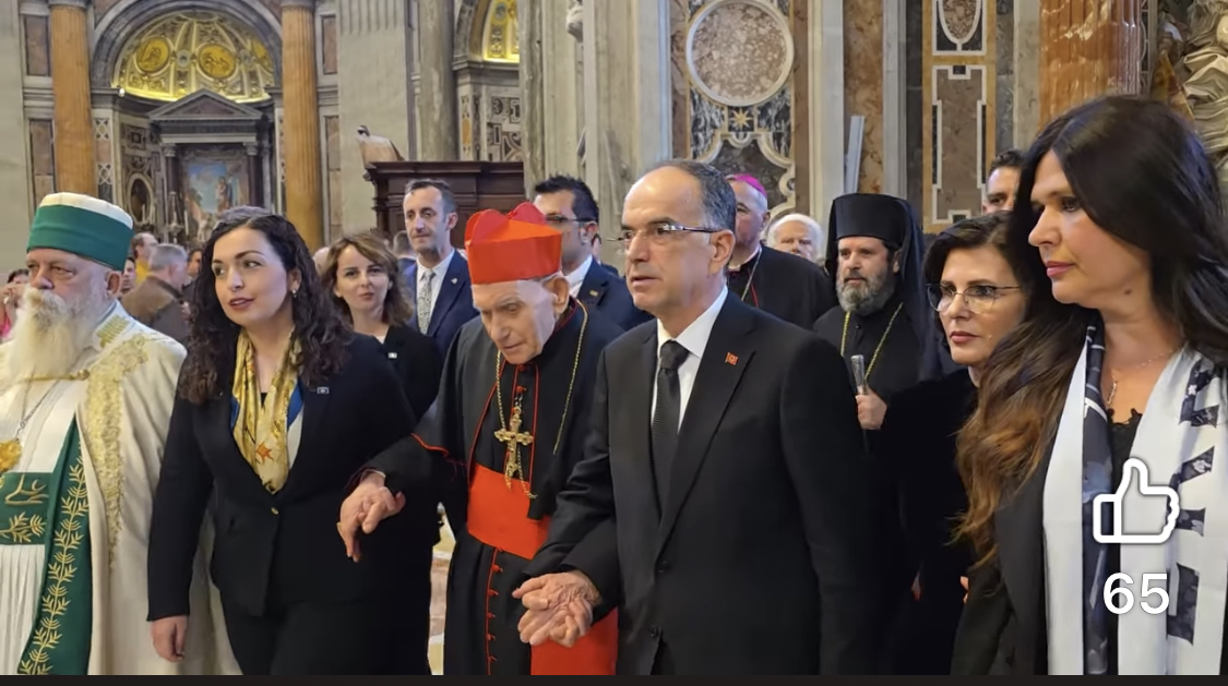 Presidenti Begaj dhe drejtuesit fetarë, nderimet e fundit për Papa Françeskun në Vatikan