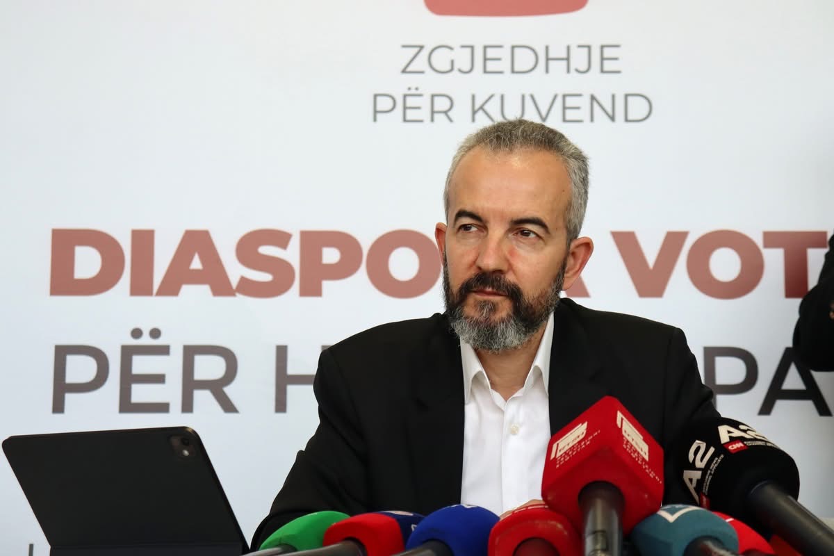 FOTO/ Celibashi siguron për votën e diasporës, vijnë zarfat e parë