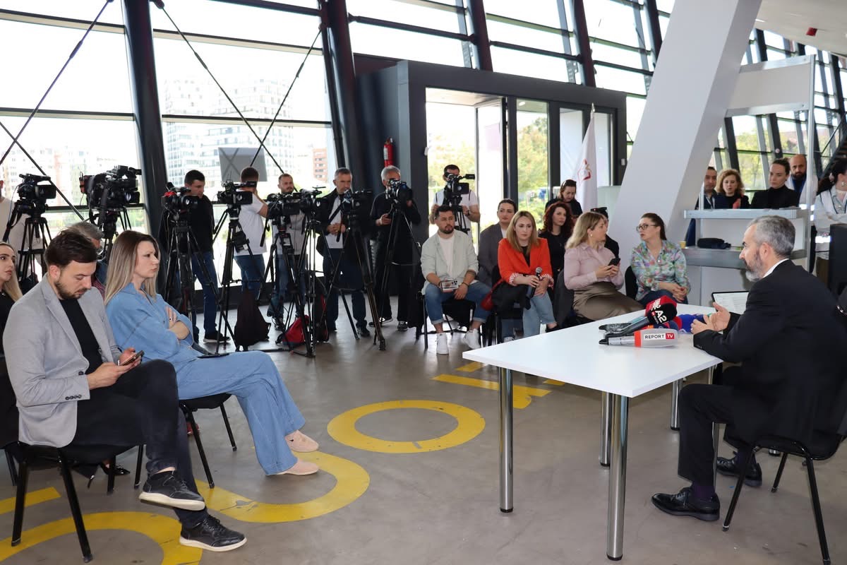 FOTO/ Celibashi siguron për votën e diasporës, vijnë zarfat e parë