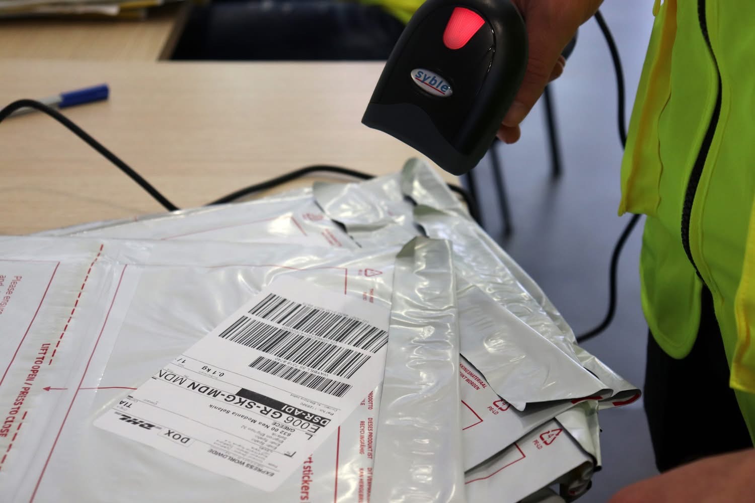 FOTO/ Celibashi siguron për votën e diasporës, vijnë zarfat e parë