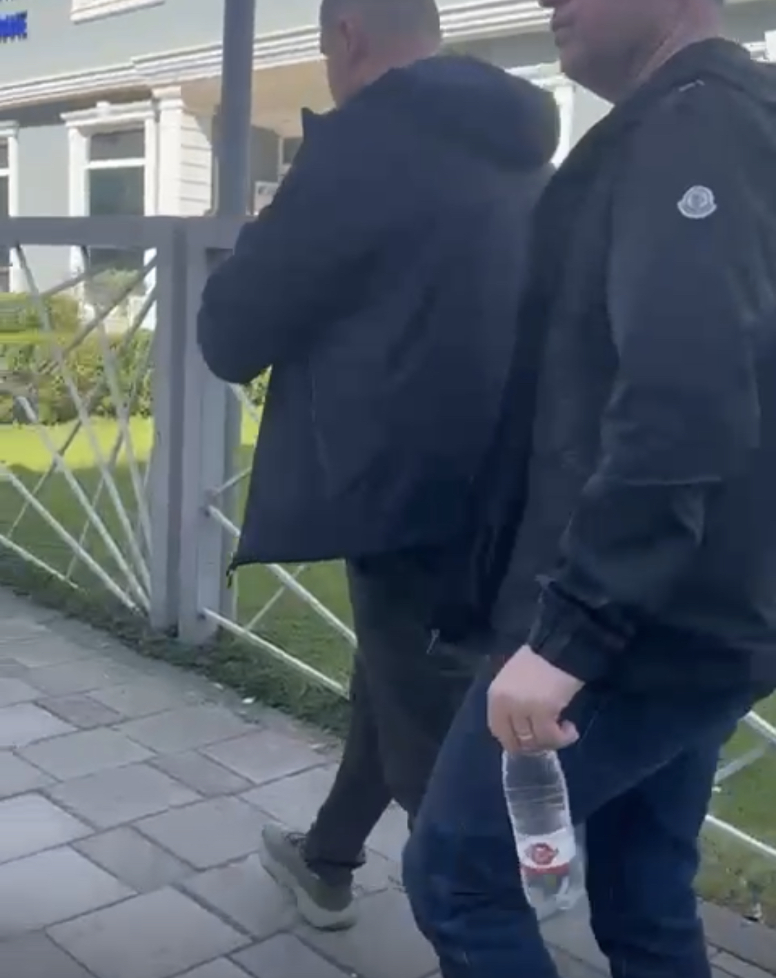 VIDEO/ Shefi i policisë rrugore Zeka dhe vartësi i tij paraqiten në polici