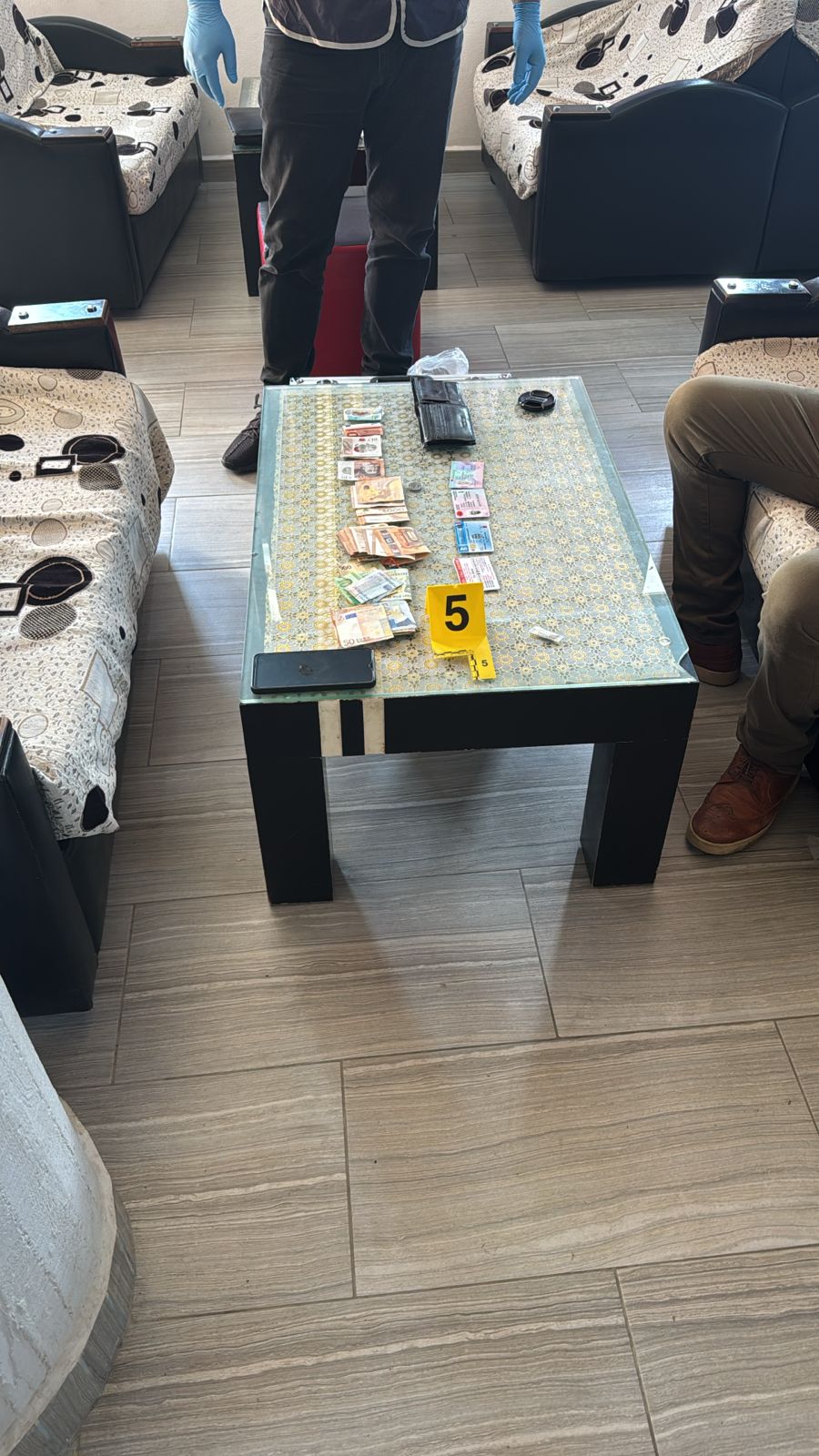 Berisha publikon skandalin e rëndë, si punoi ‘treni bullgar’ në Peqin. Para, fletë votimi e lista në ‘zyrën’ e vëzhguesit