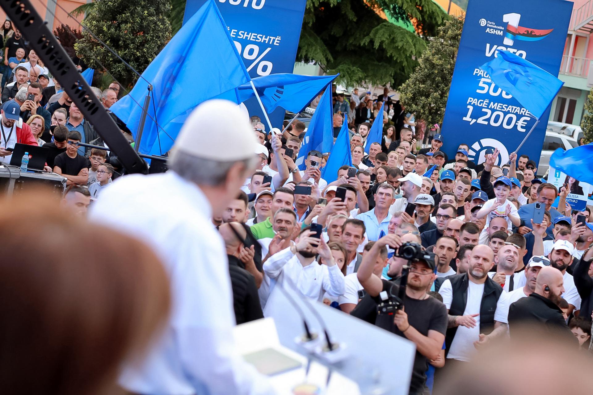 Berisha: Paratë që Rama duhej ti jepte si rritje pagash dhe pensionesh, i vodhi në punëra publike