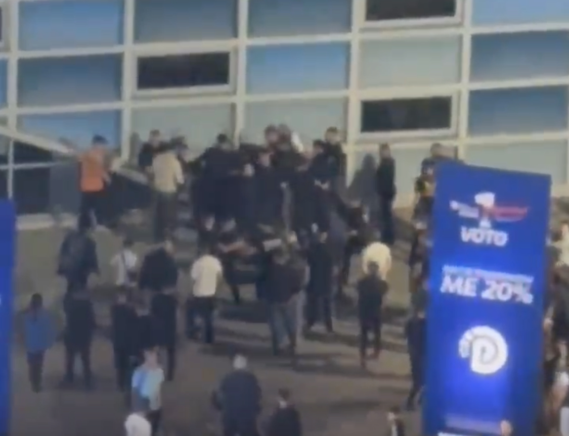 VIDEO/ Sherr në periferi të mitingut të PD në Elbasan, 30 të ndaluar nga policia