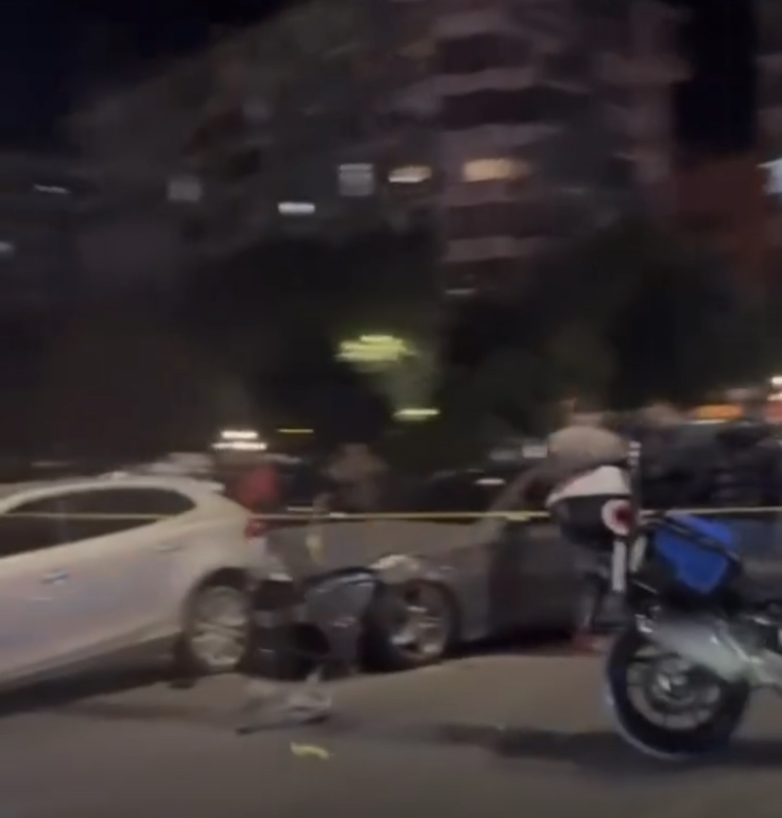 VIDEO/ Aksident i trefishtë tek ‘Pallati me shigjeta’, të rinjtë rrihen me leva