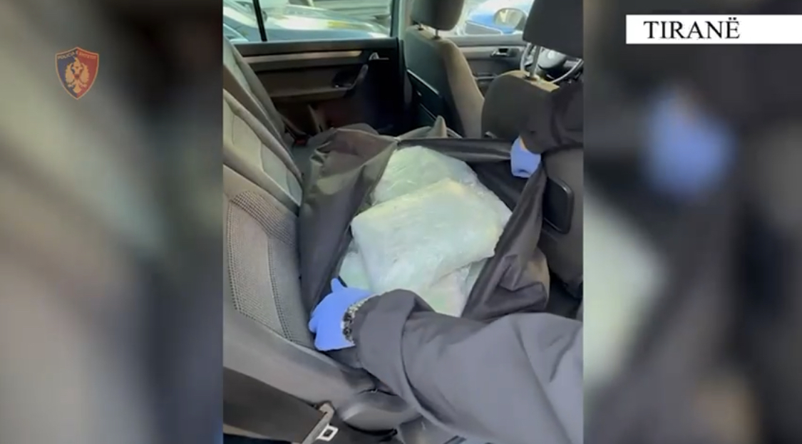 MAMURRAS/ Kapen transportuesit, kanabisi ishte i paketuar dhe futur në sediljet e makinës