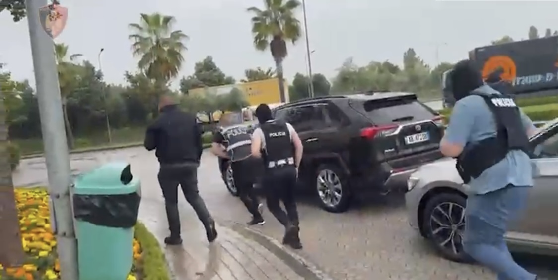 Trafik pistoletash nga Kosova në Tiranë, 10 të arrestuar