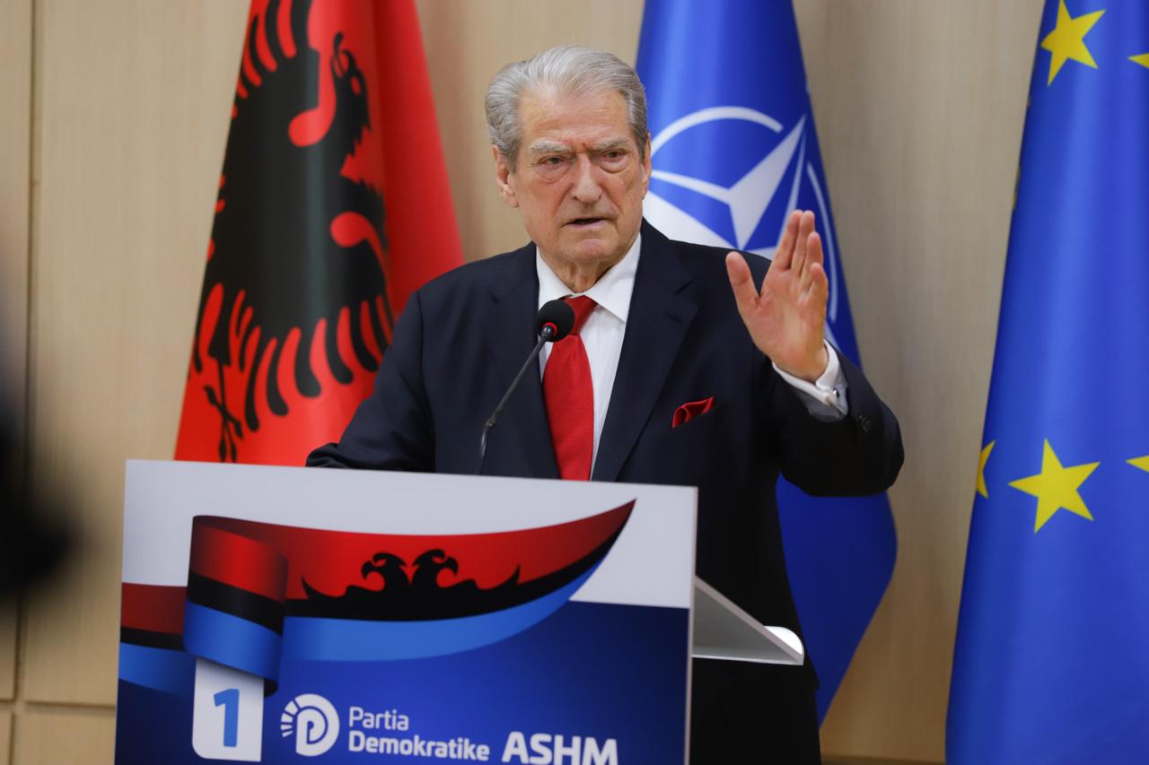 Berisha del para gazetarëve, deklarata e parë pas votimeve