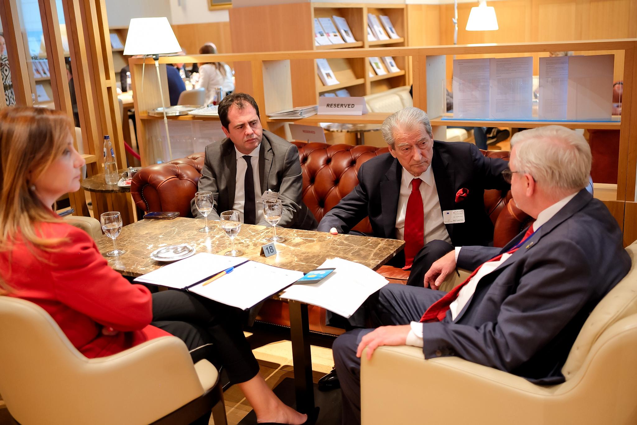 Gahler pas denoncimeve të Berishës: Shqipëria nuk mund të ecë drejt BE-së me zgjedhje të kapura nga krimi