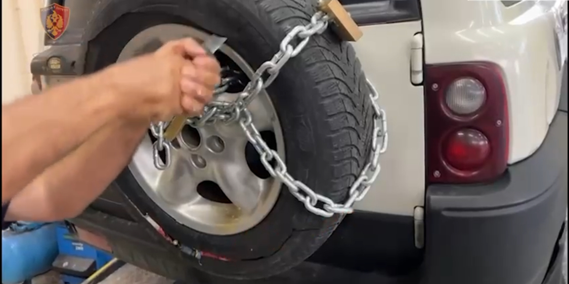 DURRËS/ Armët në ‘Land Rover’, ky brenda në kontenier prej vitit 2022. Mësohet pronari