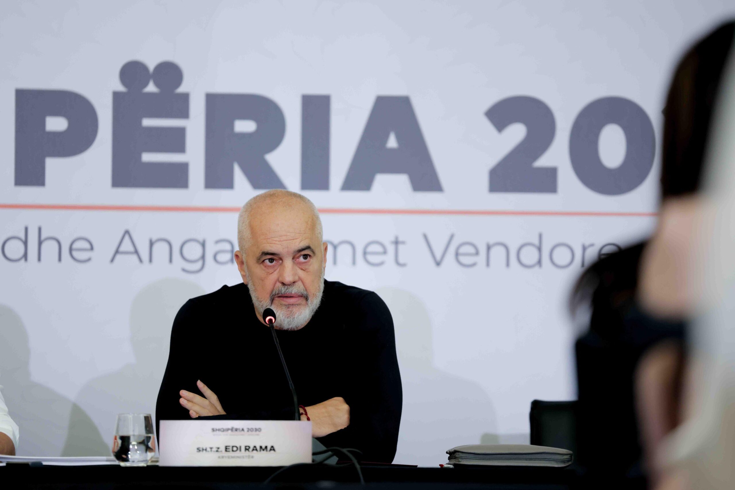 “Një drejtor ujësjellësi me 30 këshilltarë, një bashki jep dhjetra mijëra euro për një tv privat lokal”