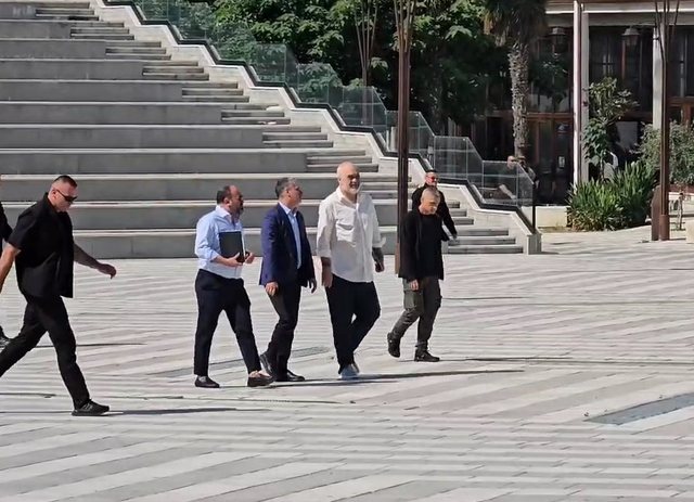 LISTA/ Drejtorët e bashkisë në Vlorë japin dorëheqjen, Rama mbledh edhe Tiranën