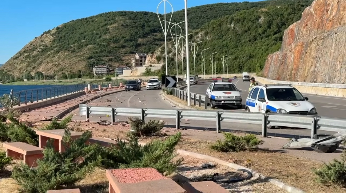 POGRADEC/ Makina del nga rruga dhe bie në liqen bashkë me drejtuesin
