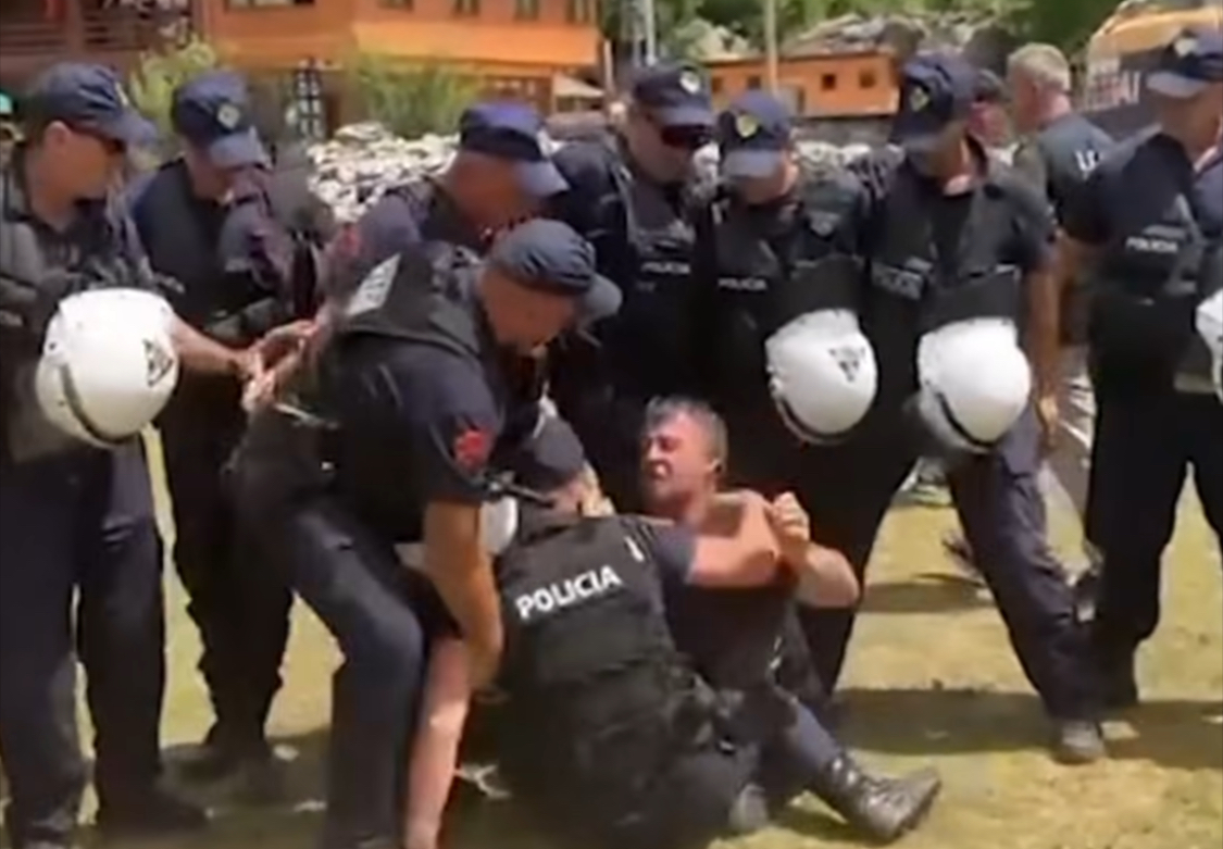 IKMT vijon prishjet në Theth edhe të dielën, mbi 60 objekte të shembura. Përplasje e policisë me banorët