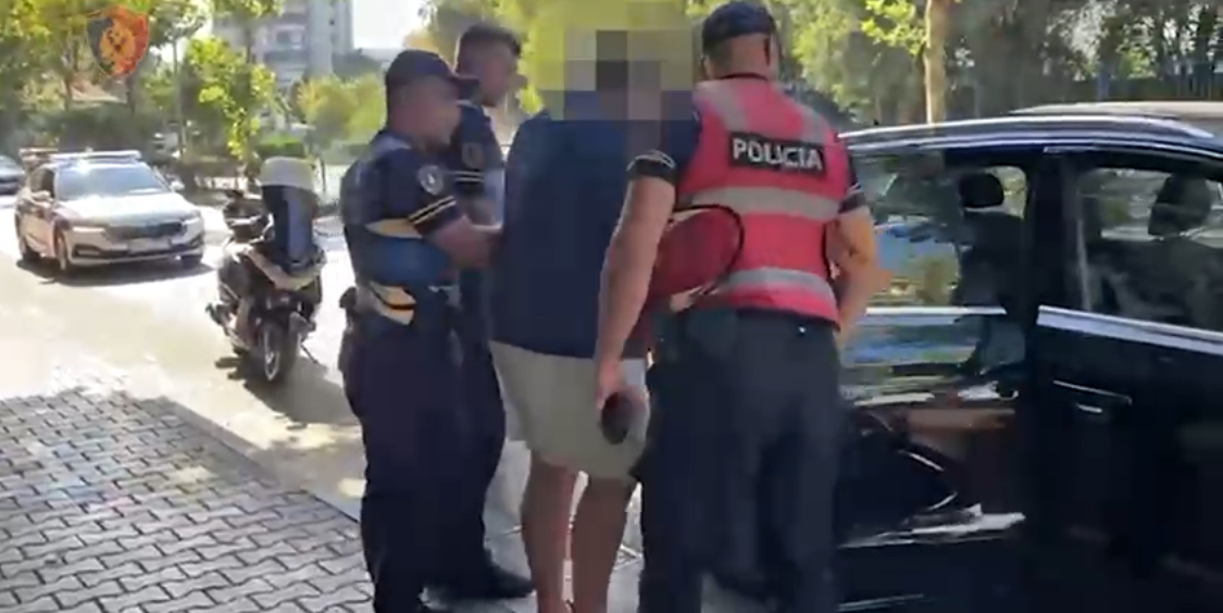 EMRI/ E kapën në Tiranë për telefon në makinë, kërkohej në Spanjë për mashtrim