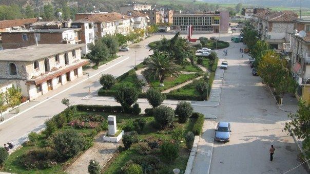 Përplasen dy makina në Memaliaj, tragjike për 7 vjeçarin