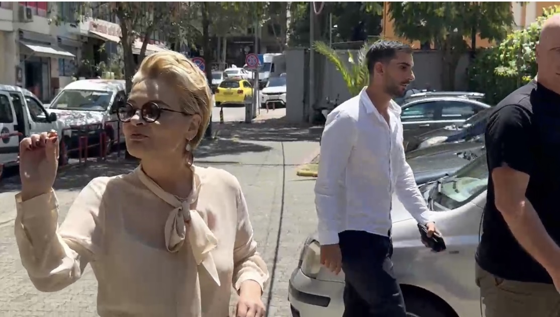 VIDEO/ Çfarë gjeti tek porta e SPAK, Monika Kryemadhi: Është shenjë fati