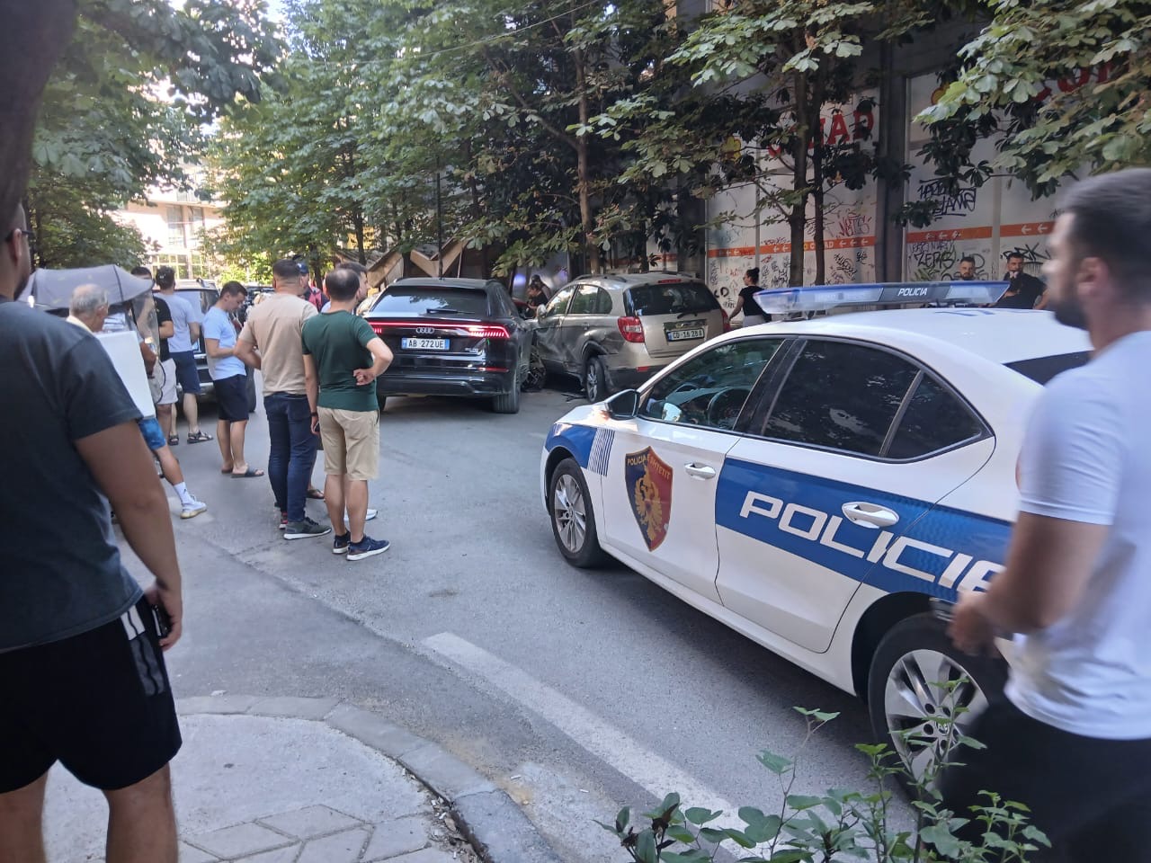 Aksident në Tiranë, Audi që ndiqej nga policia godet disa makina, rrezikohen kalimtarët