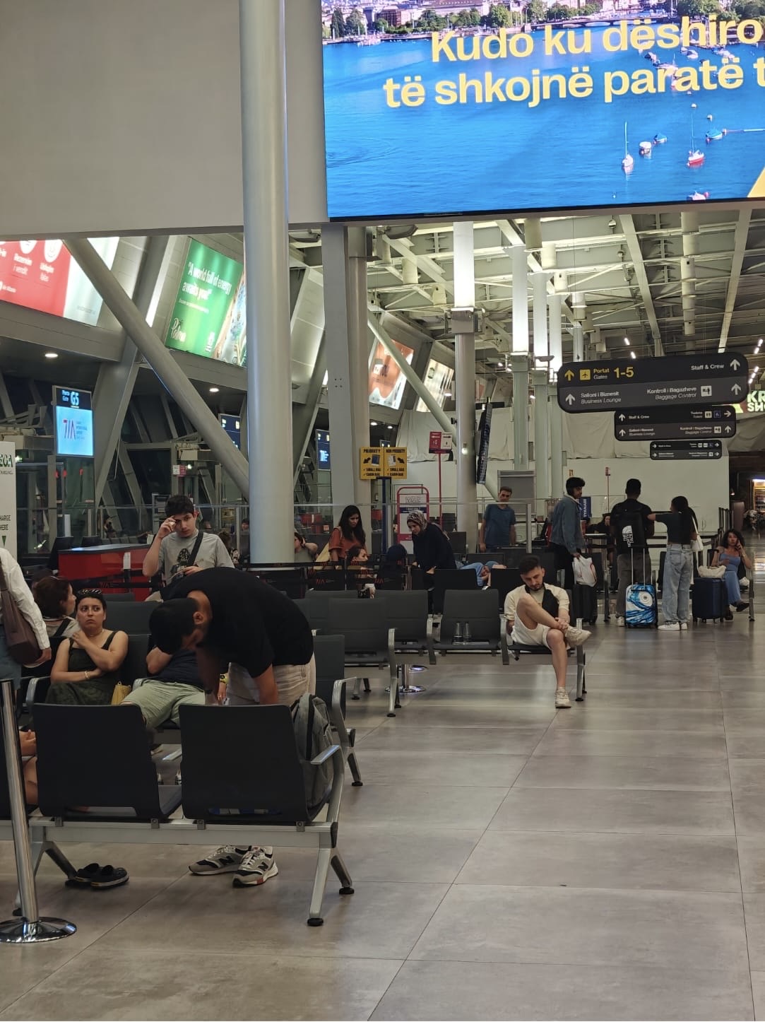 “Air Albania” mban 6 orë në pritje pasagjerët në Rinas