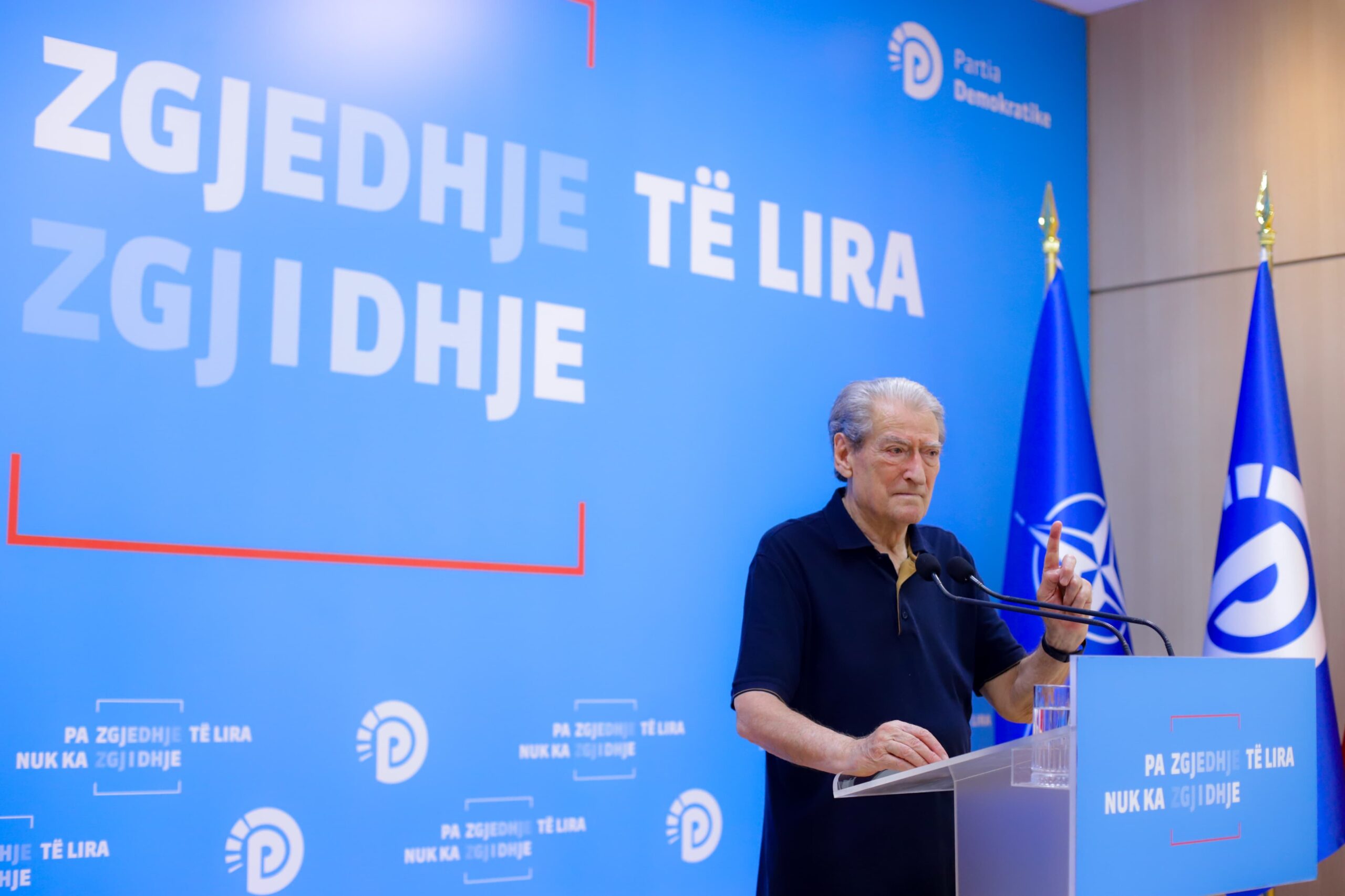 Berisha: Në dhjetëra zona situata e zjarreve jashtë kontrollit. Kamionët e ushtrisë nuk përdoren për evakuime, por për të rrëmbyer kompjuterat e gazetarëve