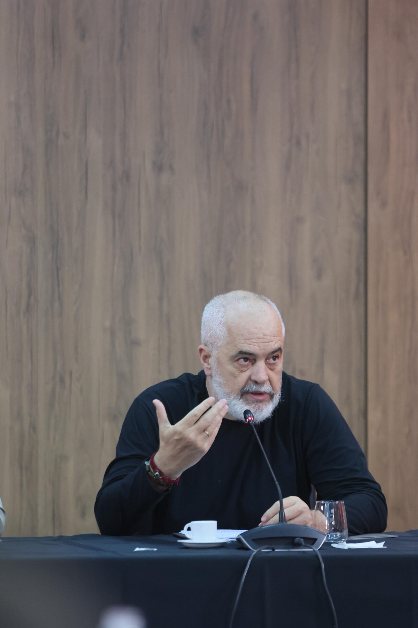 Rama reagon për debatin në lidhje me draftkodin Penal. Pasi e censuron dhe blen median i kërkon të ulë edhe veshët