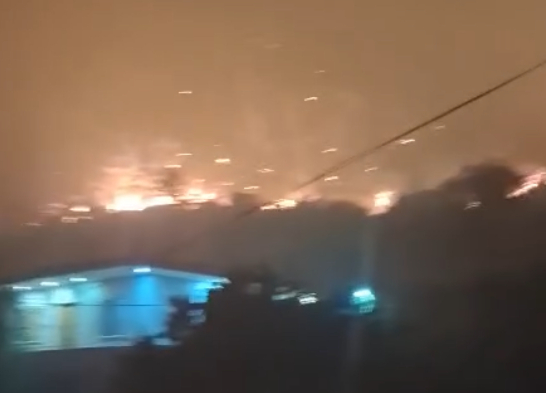 Flakët rrethojnë Delvinën, evakuim disa fshatrave në Poliçan, batërdi në Gramsh