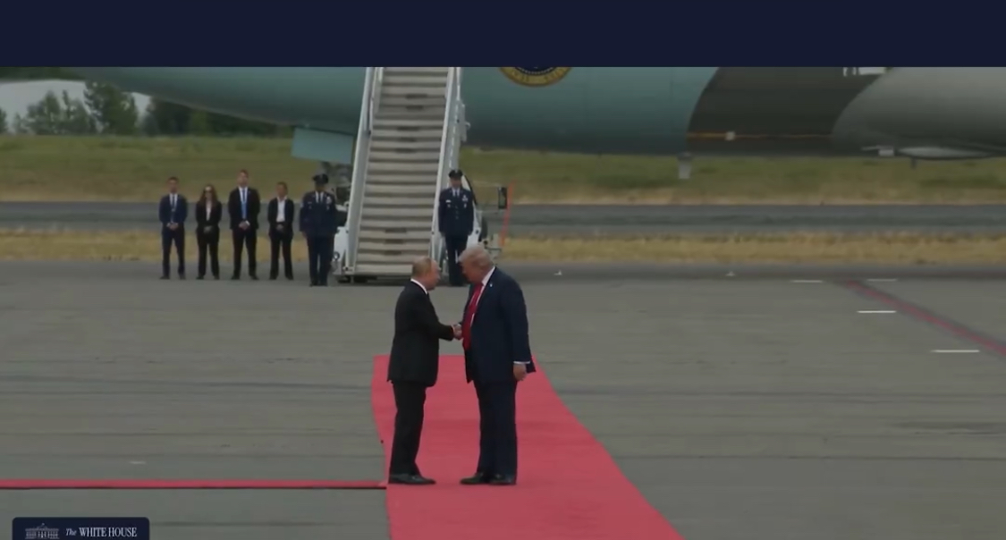 Nis në Alaskë takimi Trump-Putin, detajet nga pritja në aeroport dhe fluturimi i beftë i avionit B2 që bombardoi në Iran