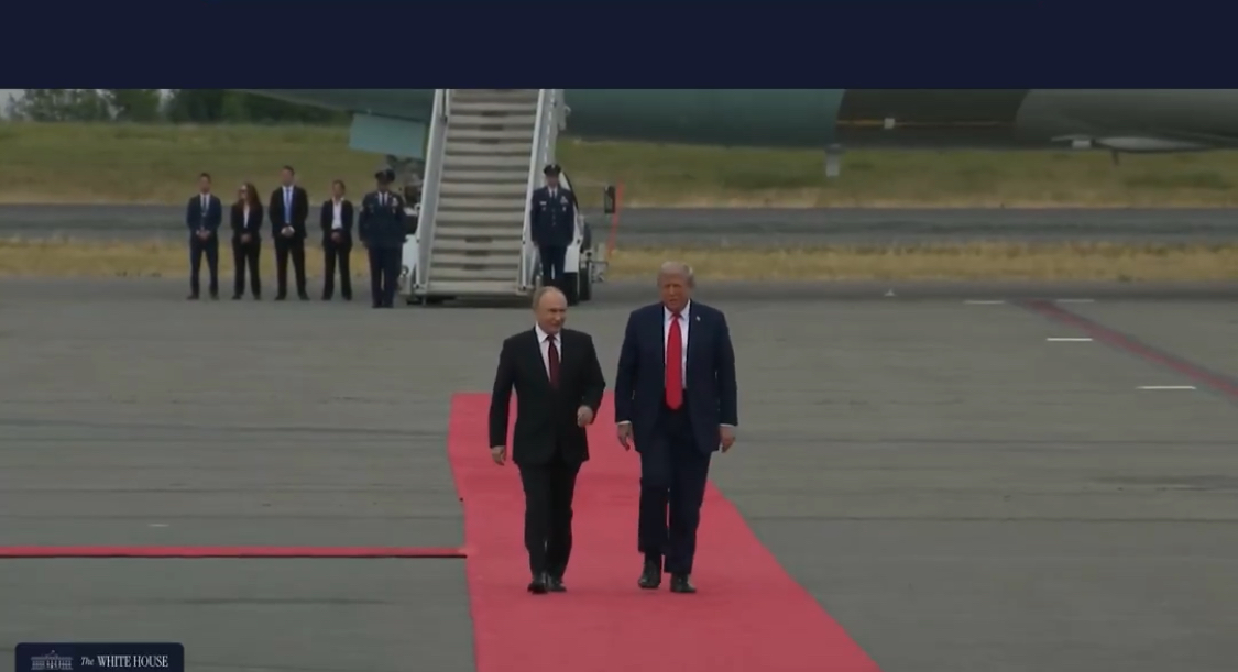 Nis në Alaskë takimi Trump-Putin, detajet nga pritja në aeroport dhe fluturimi i beftë i avionit B2 që bombardoi në Iran