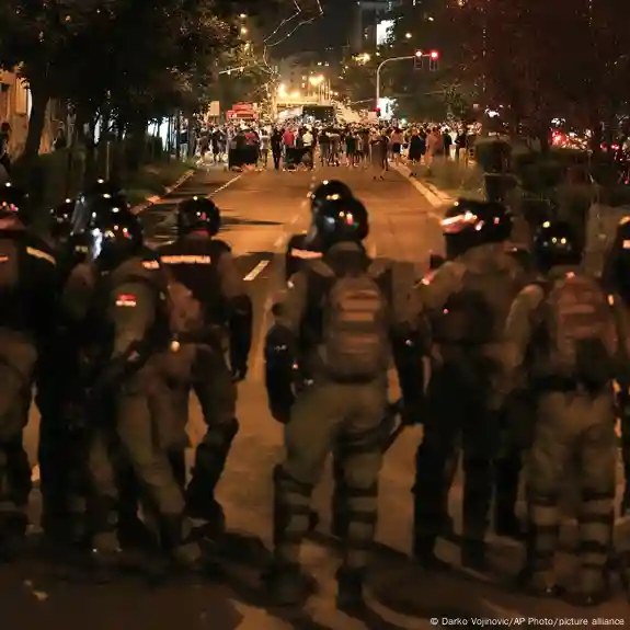 DW/ Vuçiç, edhe me banda kriminale kundër protestave, si po reagon BE