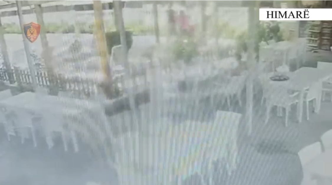 Pronari rrah dy punonjëse të hotelit në Borsh, i biri shkon më tej, nxjerr pistoletën