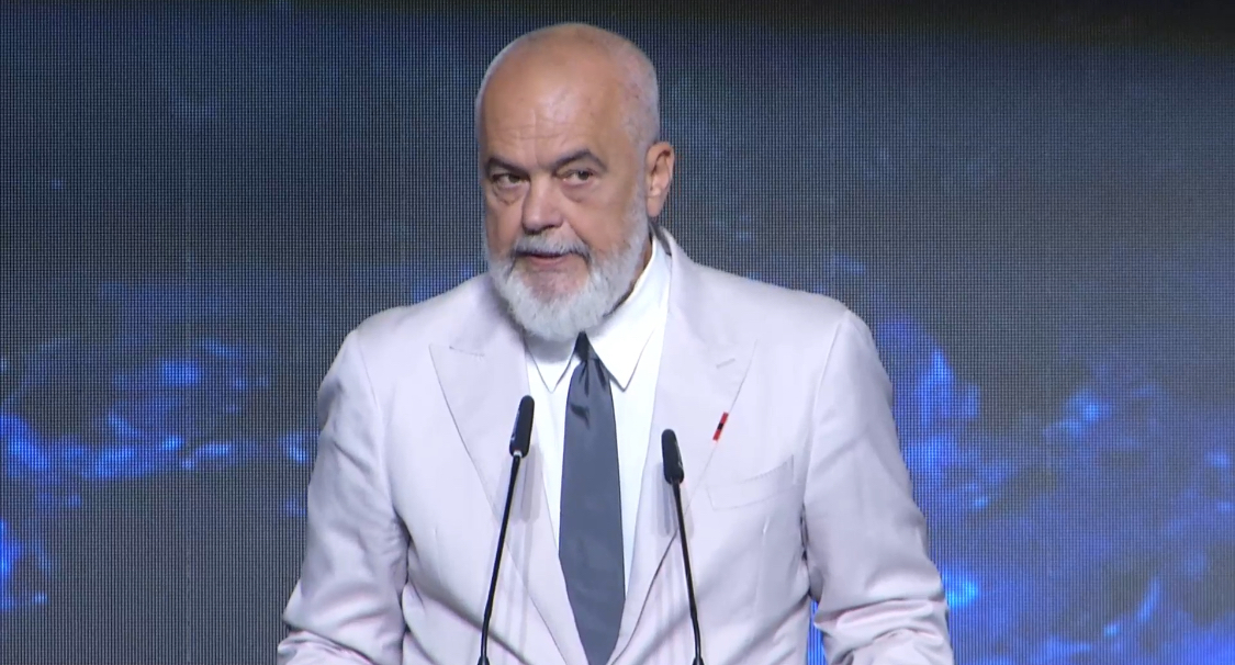 Te ceremonia e Mirënjohjes Kombëtare, Rama sulmon gjykatësit që gjykuan çështje për zjarret