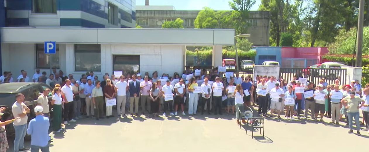 Gazetarët, protestë para zyrave të okupuara nga ushtria te News 24. Ftese për solidaritet, Jole: Eshte luftë ndaj lirisë së medias